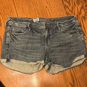 Bullhead women’s jean shorts cuffed hem size 13 in great condition